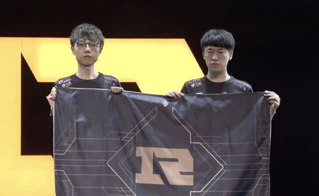 Tarzan赵信的突破野心穿透了 Top Esports 。兄弟的操作难以匹敌， Anyone's Legend 率先拿到赛点